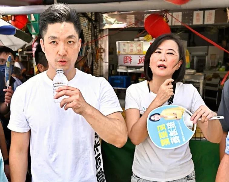 蒋万安陪王鸿薇扫街今天是绿营发动‘大罢免’投票倒数第20天，尽管天气30多度，