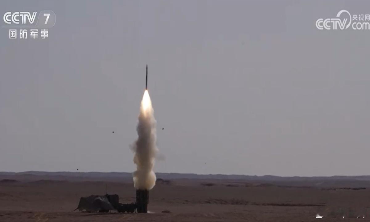 陆军最新的红旗十六F地空导弹进行实弹射击，和以前的型号导弹外形有明显的区别，标志