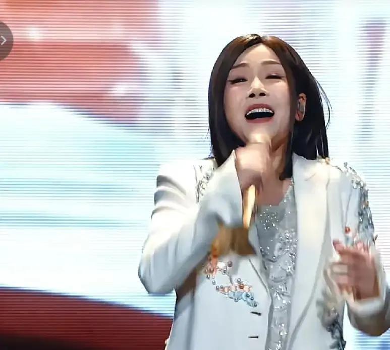 田震穿着亮片短裙唱《铿锵玫瑰》，视频一出直接冲上热搜。六十岁、金色紧身、大红唇