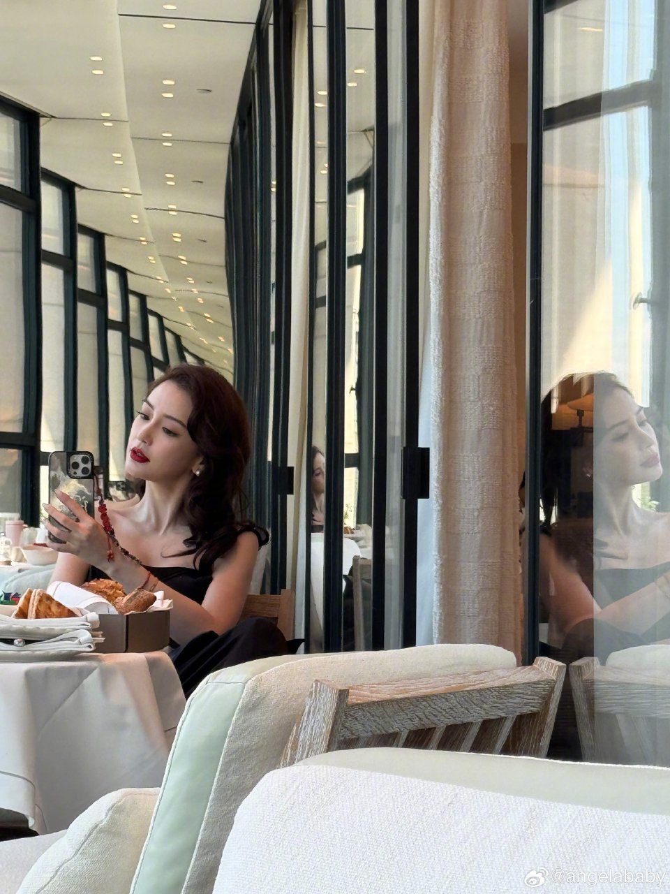 angelababy｜杨颖鼻姐的对镜拍技术越来越好了呀