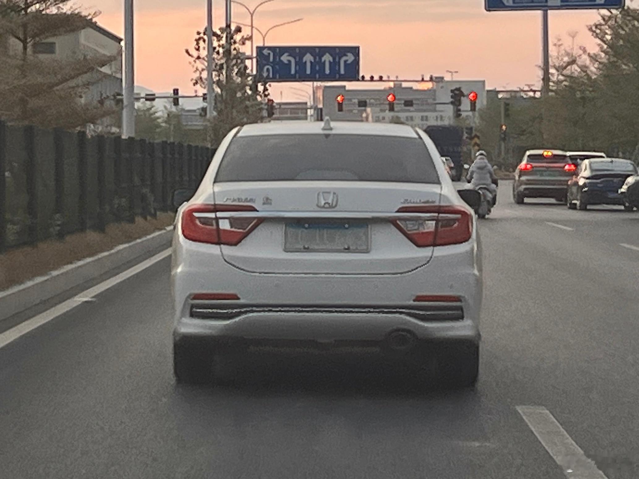 一天之内连续见到两个连号码都看不清的车牌~不知道是故意的还是怎样，反正这操作可真