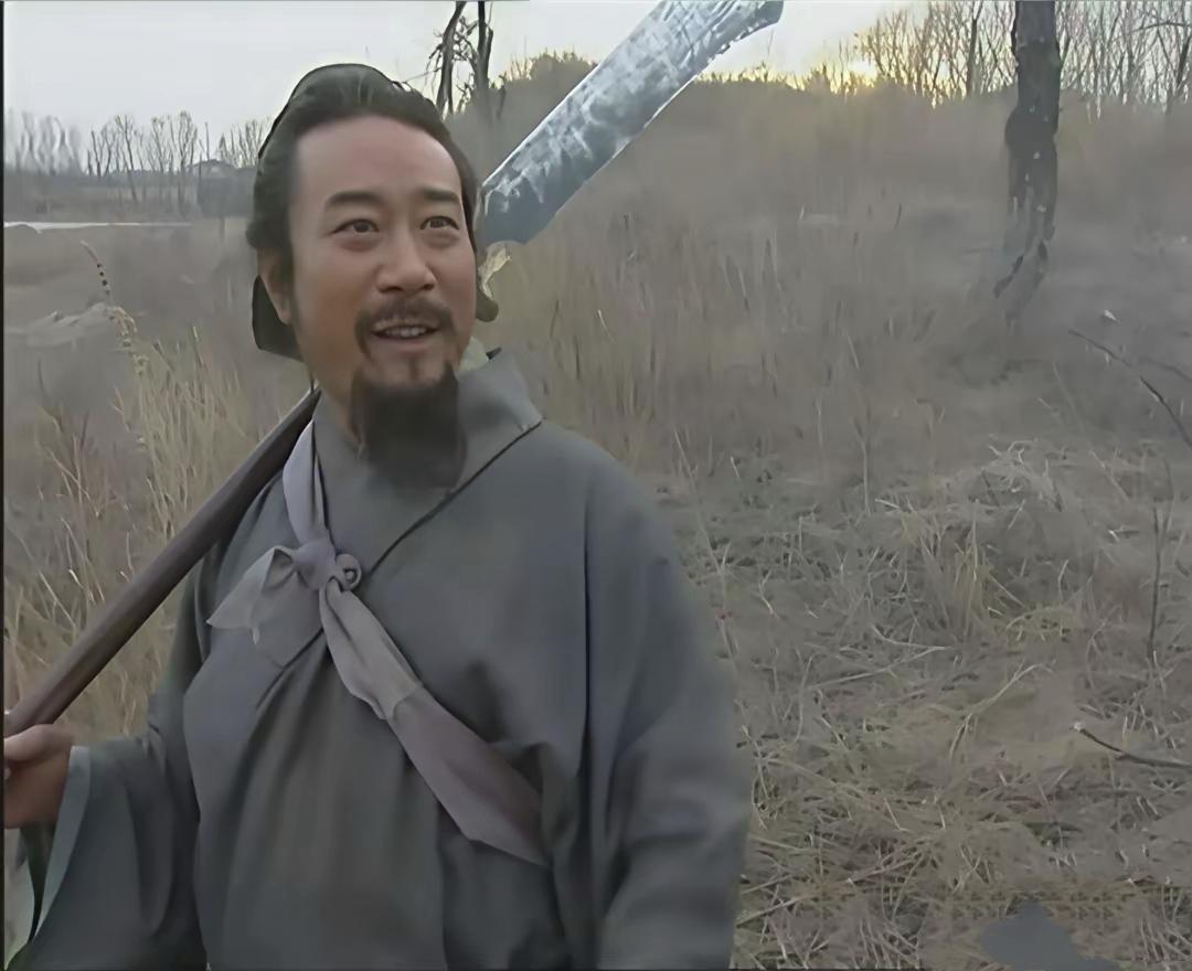 98央视《水浒传》有一经典镜头：宋江上清风山时扛着一把长柄大刀。每次看到这画面就