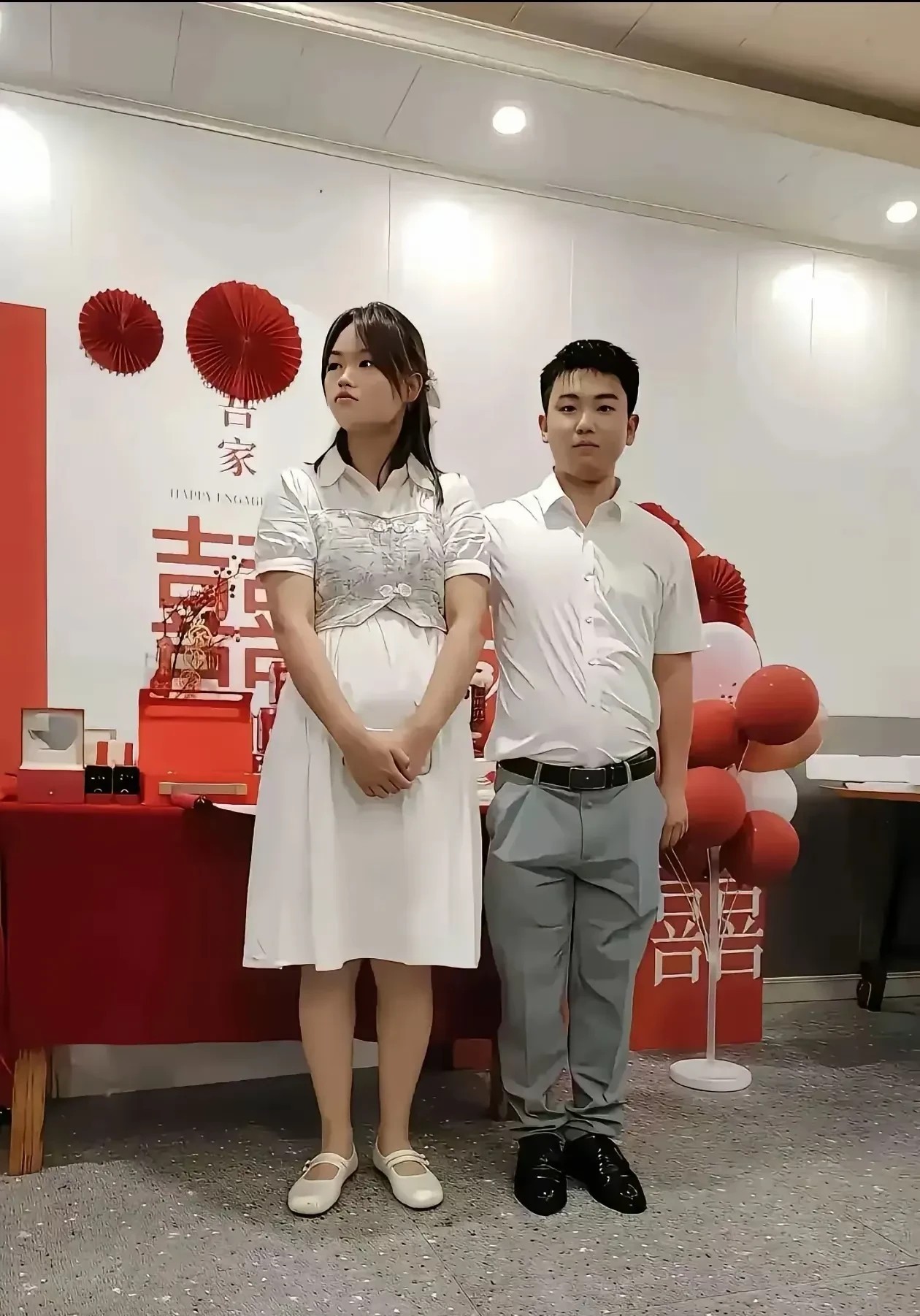 怎么新娘比新郎高出半个头？这是什么比例？真搞笑……