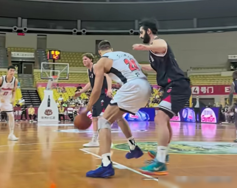 广东宏远这新外援，简直是照着NBA模板库里找的吧？一个身高2米的前锋，居然是欧洲顶级联赛的得分王、篮