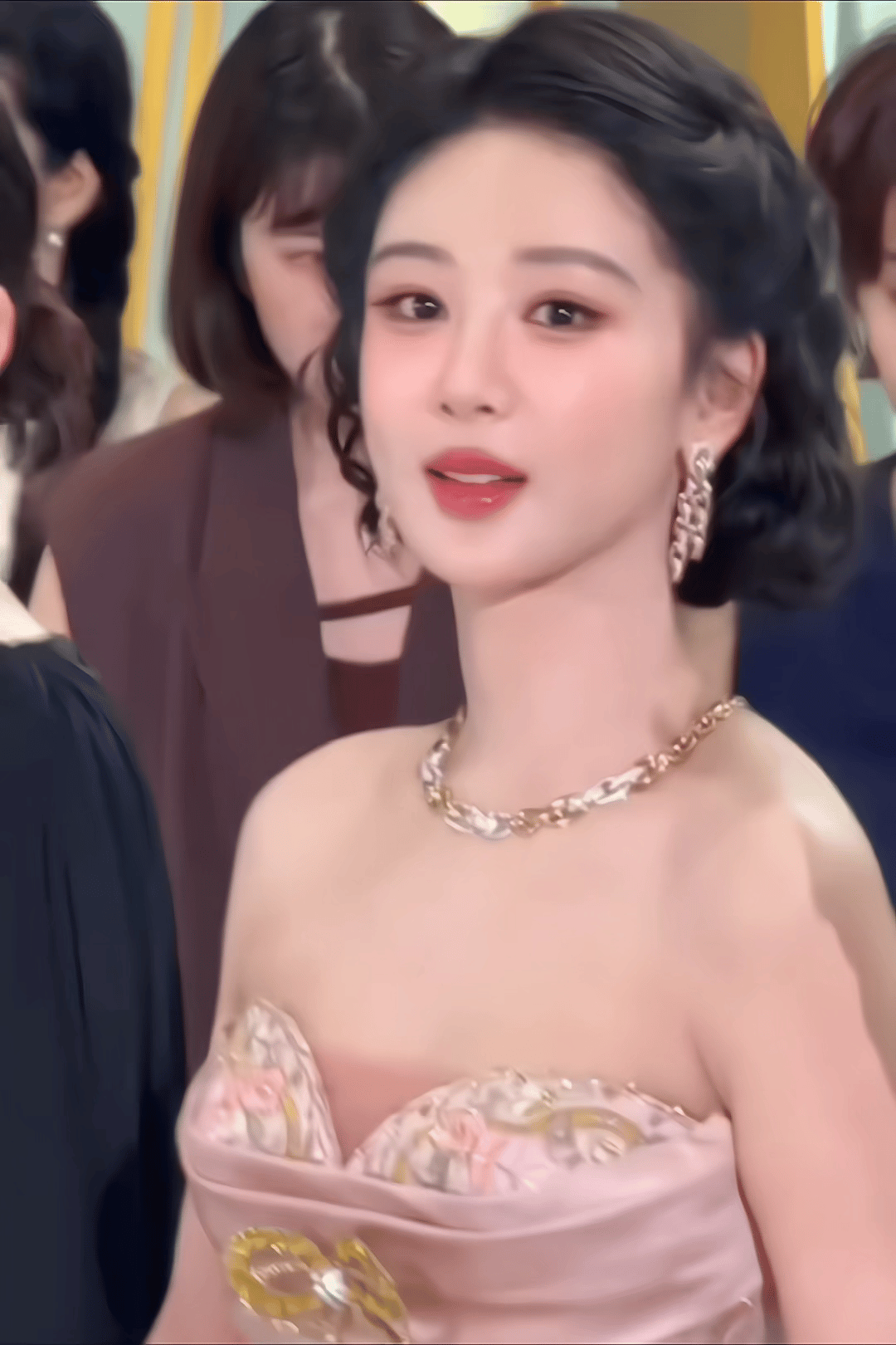 紫妹就用这么好的状态迎接白玉兰视后奖吧杨紫两个晚上没睡觉