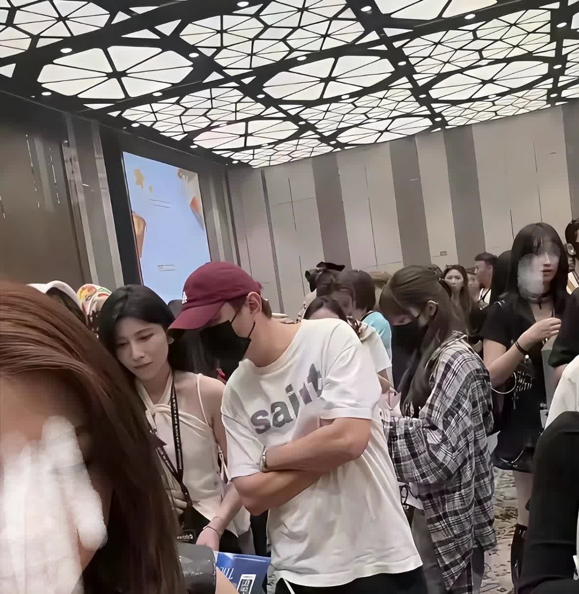 王思聪带着一群妹妹，来澳门看权志龙演唱会彩排了。王思聪买了10张VV