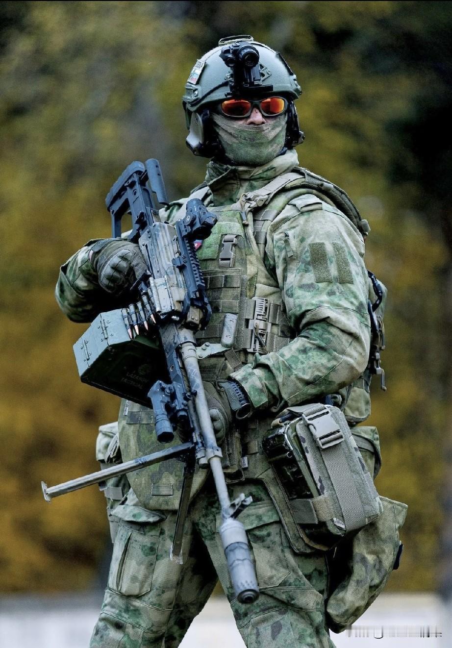 这名俄军特种兵应该最少有八块腹肌吧！不然这20多斤的通用机枪用双手端起来突突，一