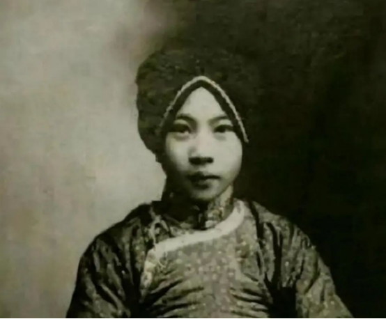 1925年，24岁的青楼女子张素贞，和往常一样接客。然而，正当她开始宽衣解带时，