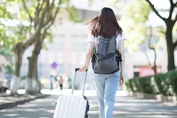 19岁的小姑娘，高考后遇到了一位大哥，要包养她，给她70万，姑娘答应了。一