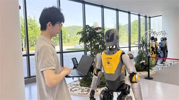 全国首例！湖北为人形机器人发“数字身份证”人形机器人也有专属“身份证”了！湖