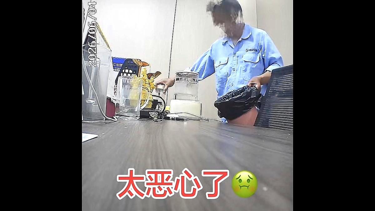 最近江苏曝光的这个办公室监控画面，简直让人后背发凉。一位保洁大叔趁着四下无人，竟