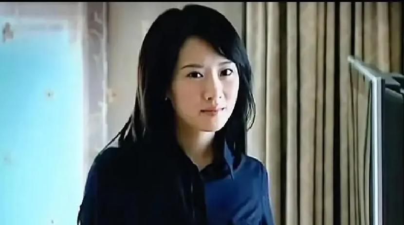 锁骨露一半，收视飙1.8点十五年前《蜗居》里，李念那件松松垮垮的外套，裹紧