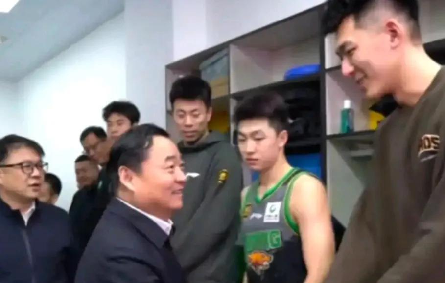 郭艾伦被副市长接见，让某些网红粉欢呼跳跃，他们跟着远在南方的那个咆哮君，叫嚣着打