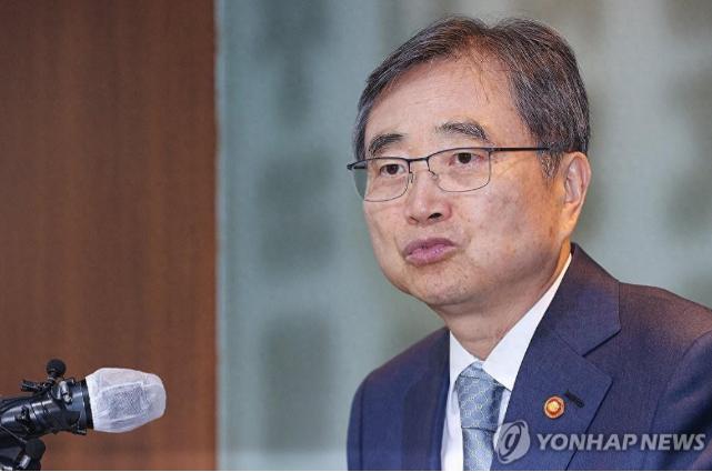 韩国这步棋走得很危险！11月26日，外长赵显直接亮明立场：“绝不能让中日矛盾挤掉