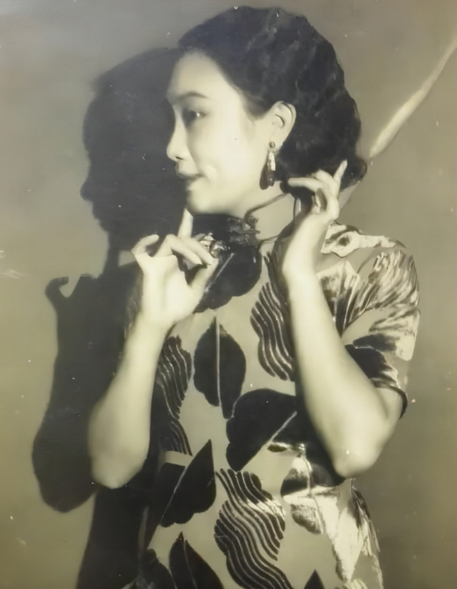 1956年，毛人凤卧病在床，妻子向影心端着一碗药走到床前，对毛人凤说：“喝了这碗