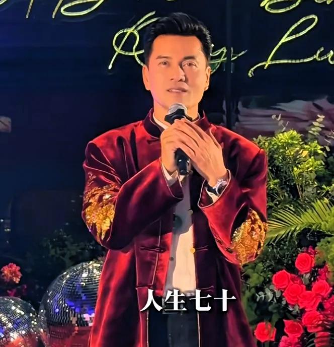 真是越来越搞不懂吕良伟了明明70岁的人了，身材走样，皮肤松弛，头发花白，行动迟