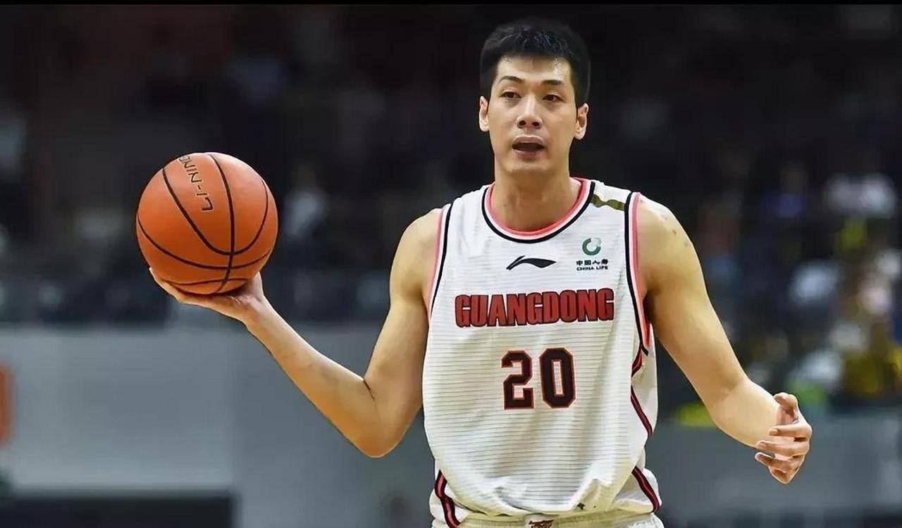 陈海涛补强有人选！昨天下午，任骏飞来到广东男篮俱乐部！虽然没有广东媒体人透露任