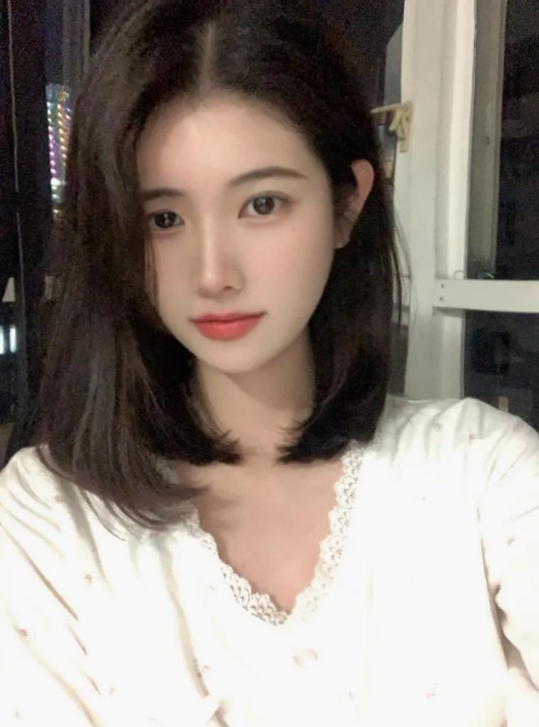 温柔的夜晚，白衣美女，若有心事！高清美女