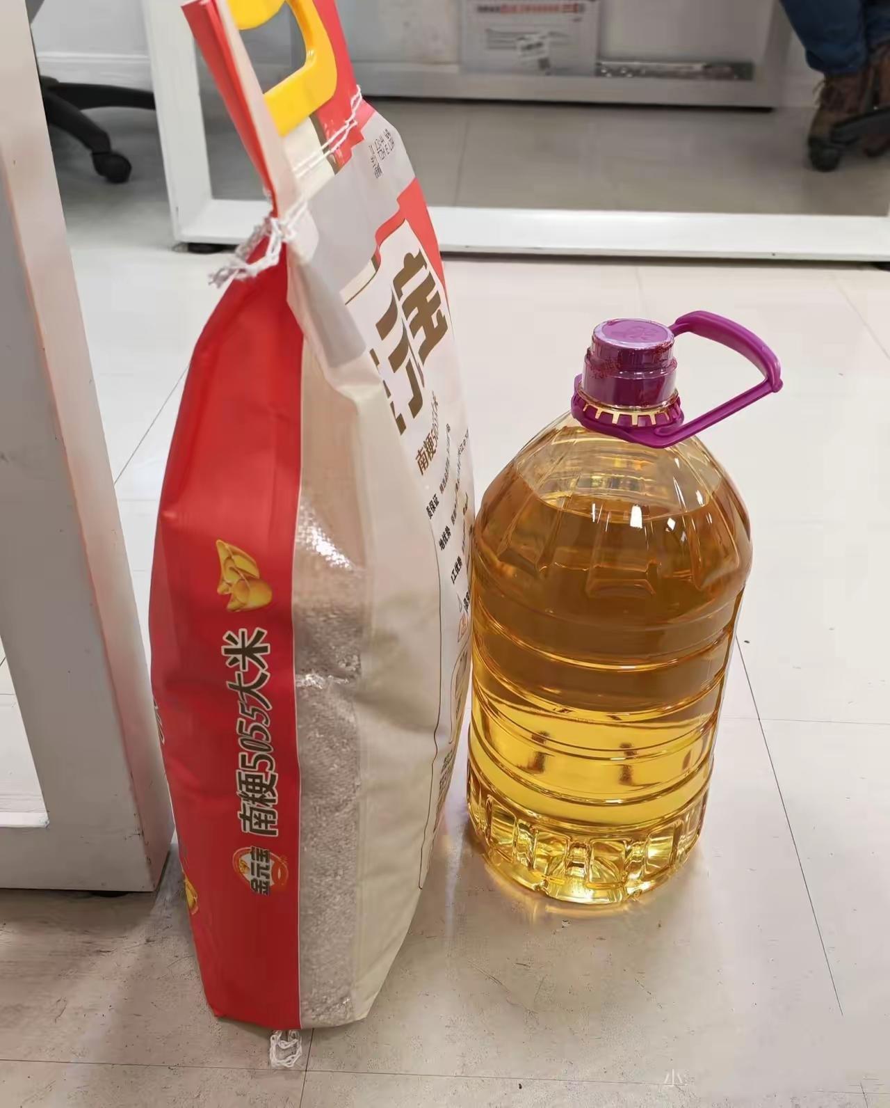 我真发现了：越是收入高的人，有时候反而越小气。​​我表哥在铁路上班，月入一万四