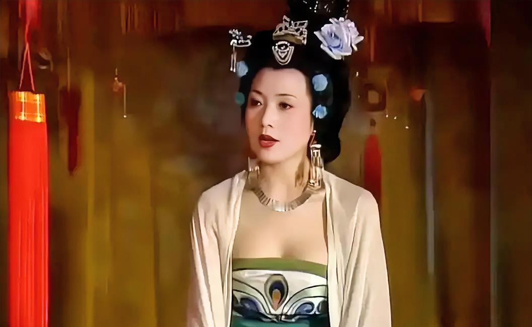 708年，唐中宗大宴群臣，席间歌舞满堂。皇帝瞧见御史窦怀贞紧盯舞女，便打算戏弄他