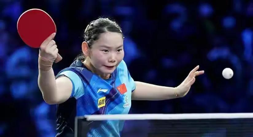 何卓佳为什么输球？因为：桥本凡奈香显然比佐藤瞳实力更强；这个实力指的