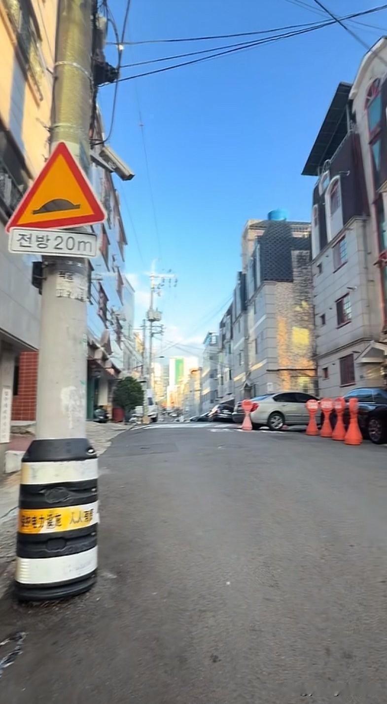 有网友来到韩国，在街上看到路边的电线杆，总感觉似乎有些眼熟。结果猛然发现，上面竟