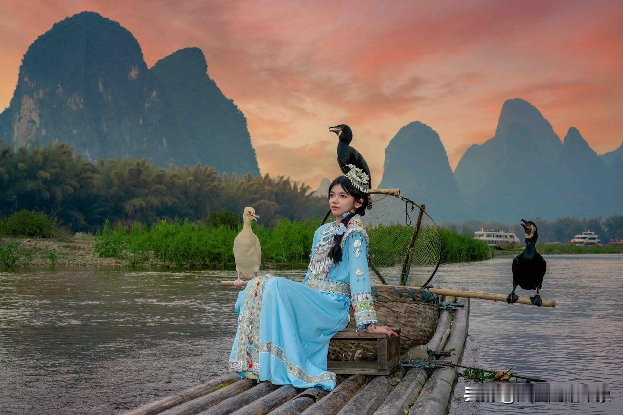 来阳朔，一定要邂逅一次20元背景的晚霞🌇亲眼目睹，才深知它有多治愈！落日将江
