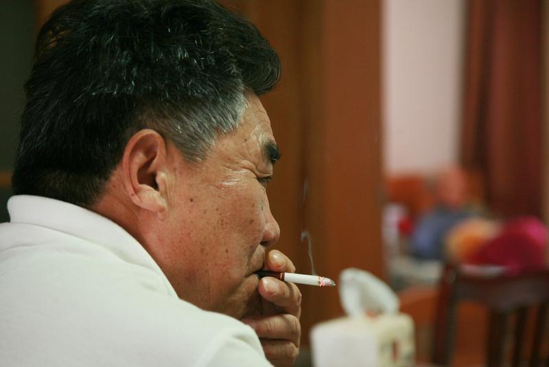 以怨报怨，家庭何安？我爸来我家住5天，老婆挂了5天臭脸。中秋节岳母来住，我有