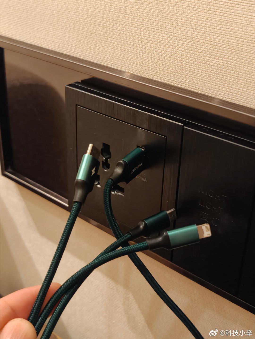 这可不是我干的啊，明显是旧伤。酒店里，看到给配了个充电线，正准备高兴。插上手机没