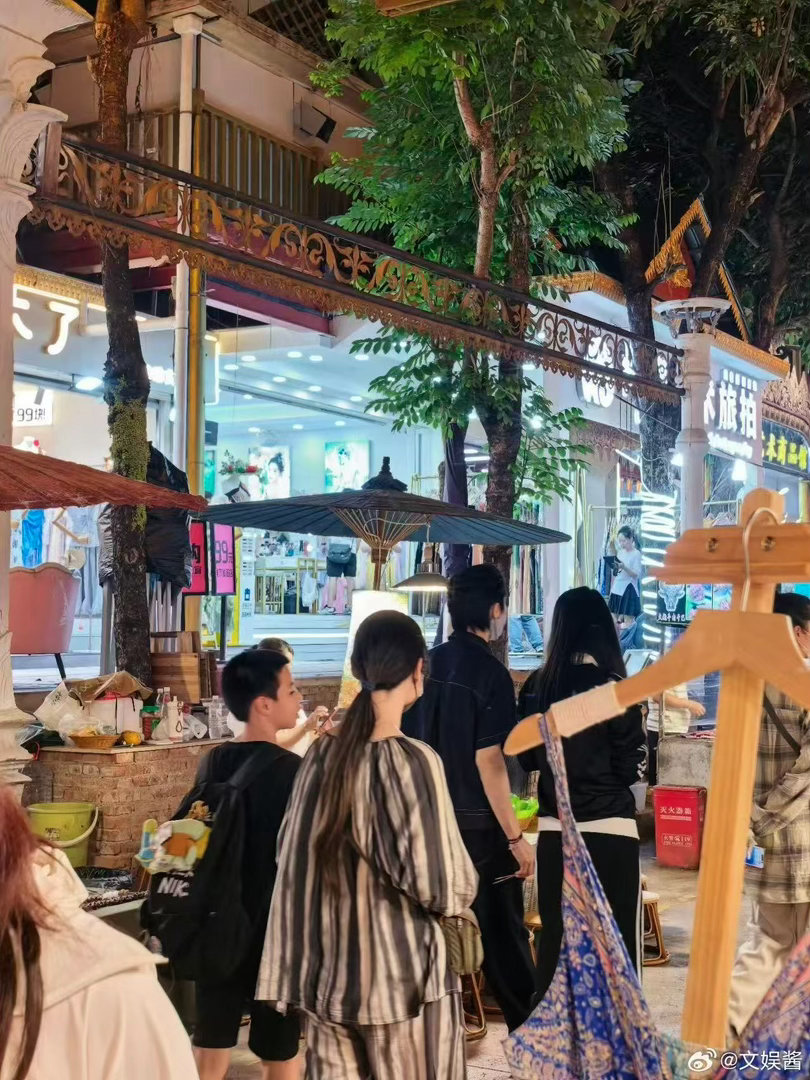 云南偶遇向佐郭碧婷丽江束河古镇的石板路上，有人撞见他俩牵着小朋友慢慢逛，向佐蹲下