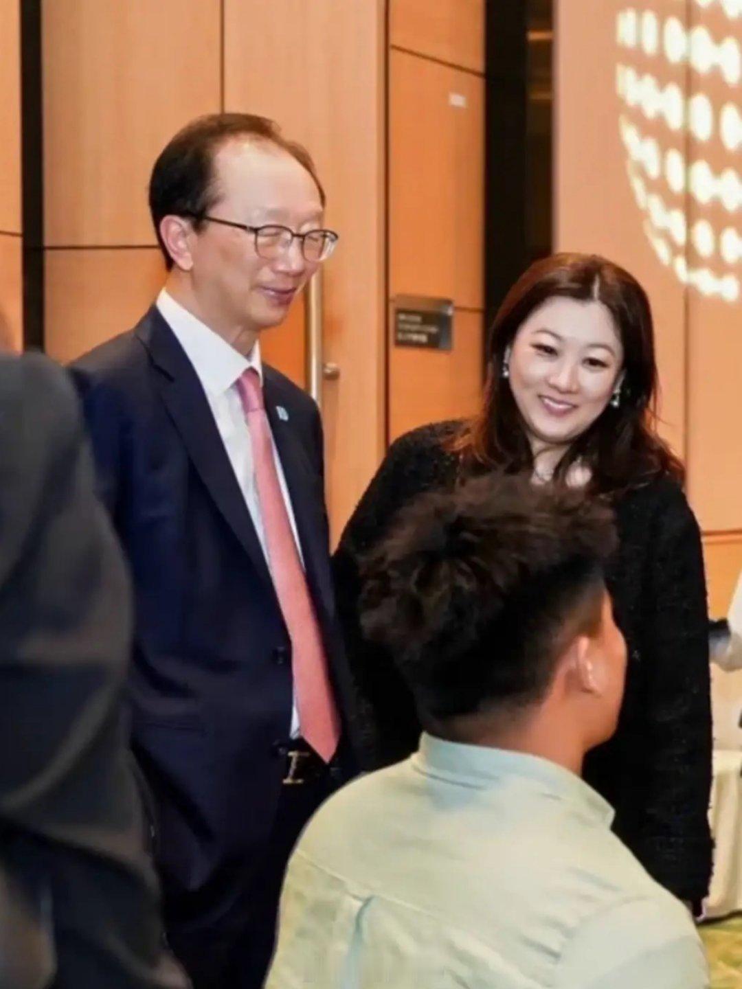 伏明霞一家五口参加晚宴，48岁的她完全富婆样，23岁大女儿好漂亮！
