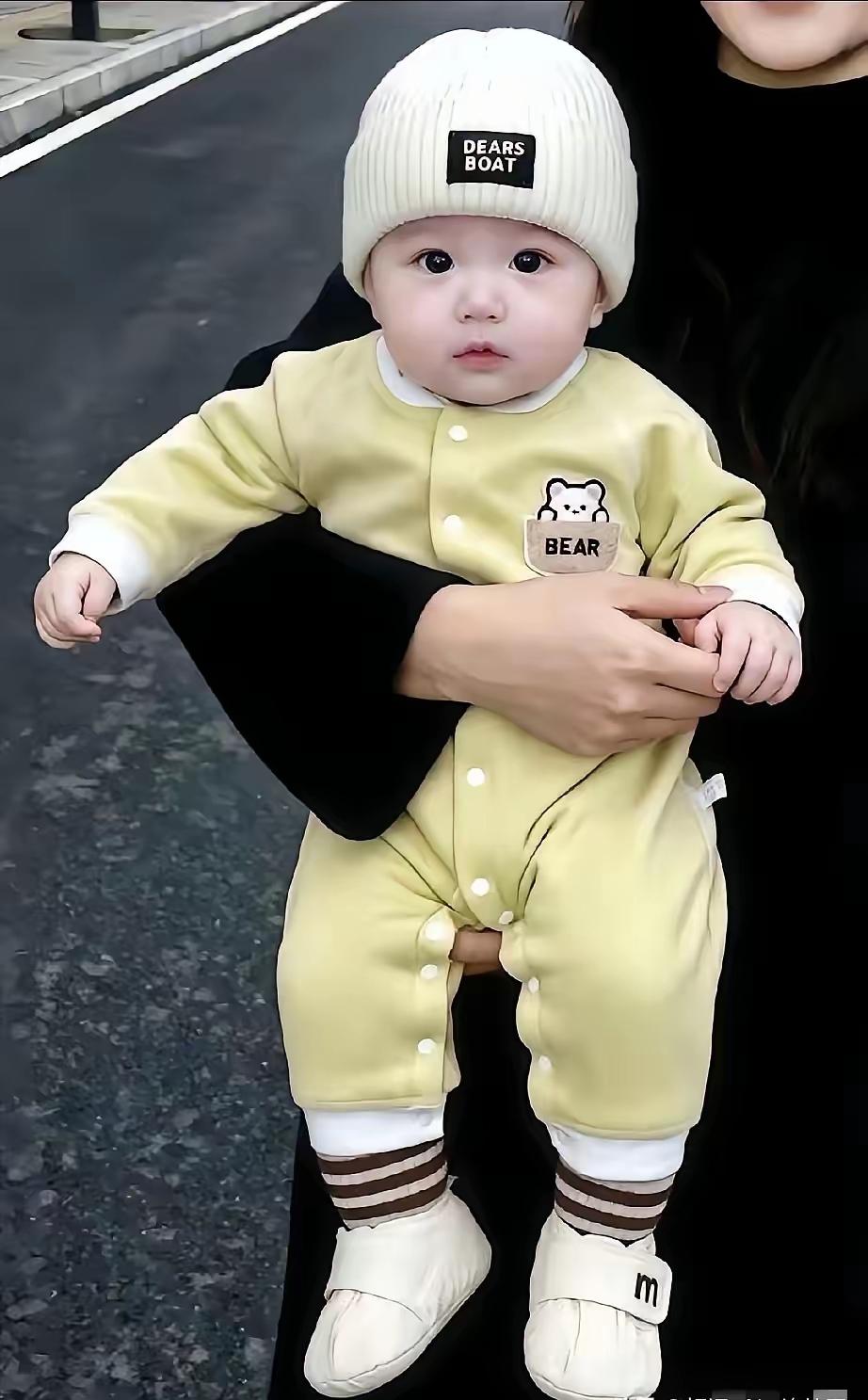 太心酸了！才刚满一岁的孩子，还在懵懵懂懂对着人笑，可他不知道，这个世界上最疼