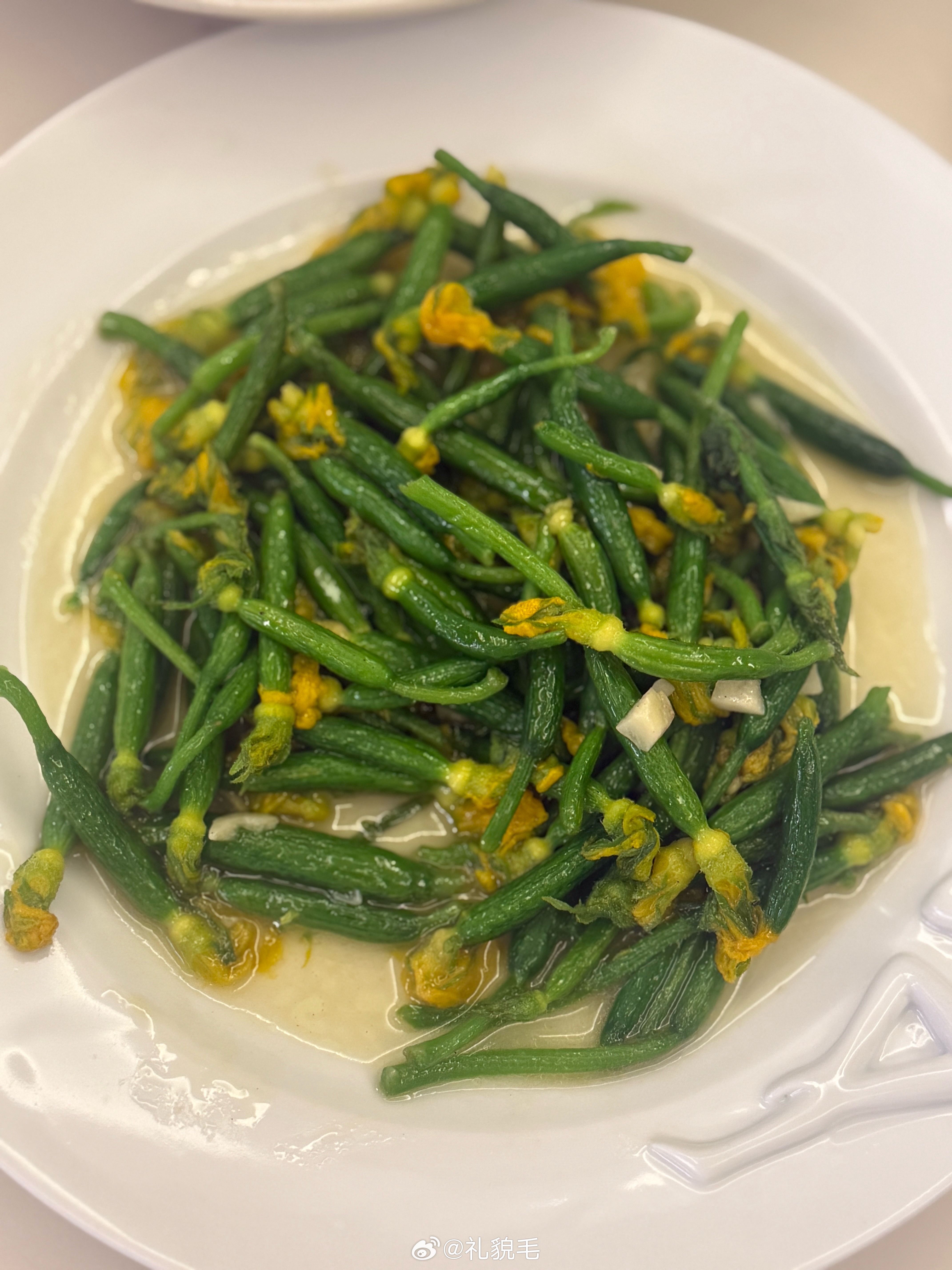 今晚这菜素的我有点生气了汤里一捞居然是鸡骨头（鸡肉中午做成照烧鸡腿了。我说又不是