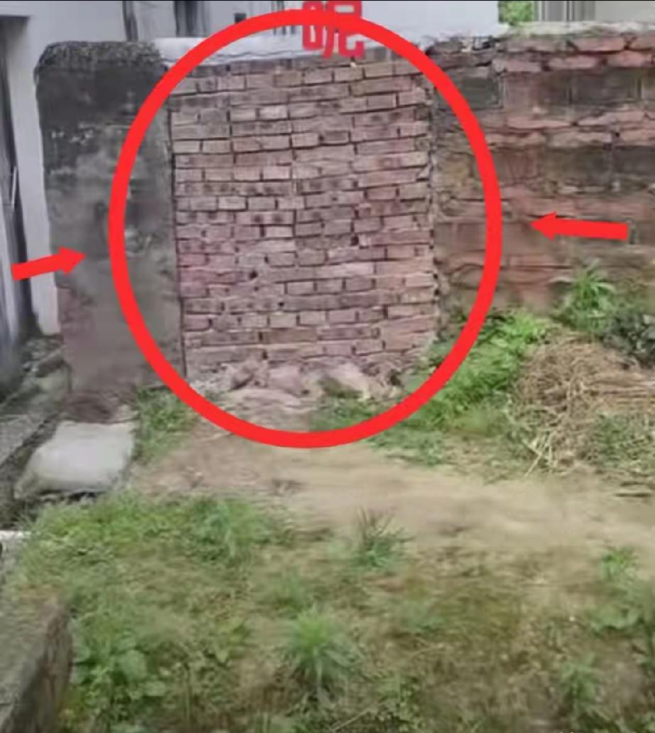 梁志辉爸爸的邻居也出来讨说法了，为此还新注册了账号，直接放出自己家里院墙的照片。