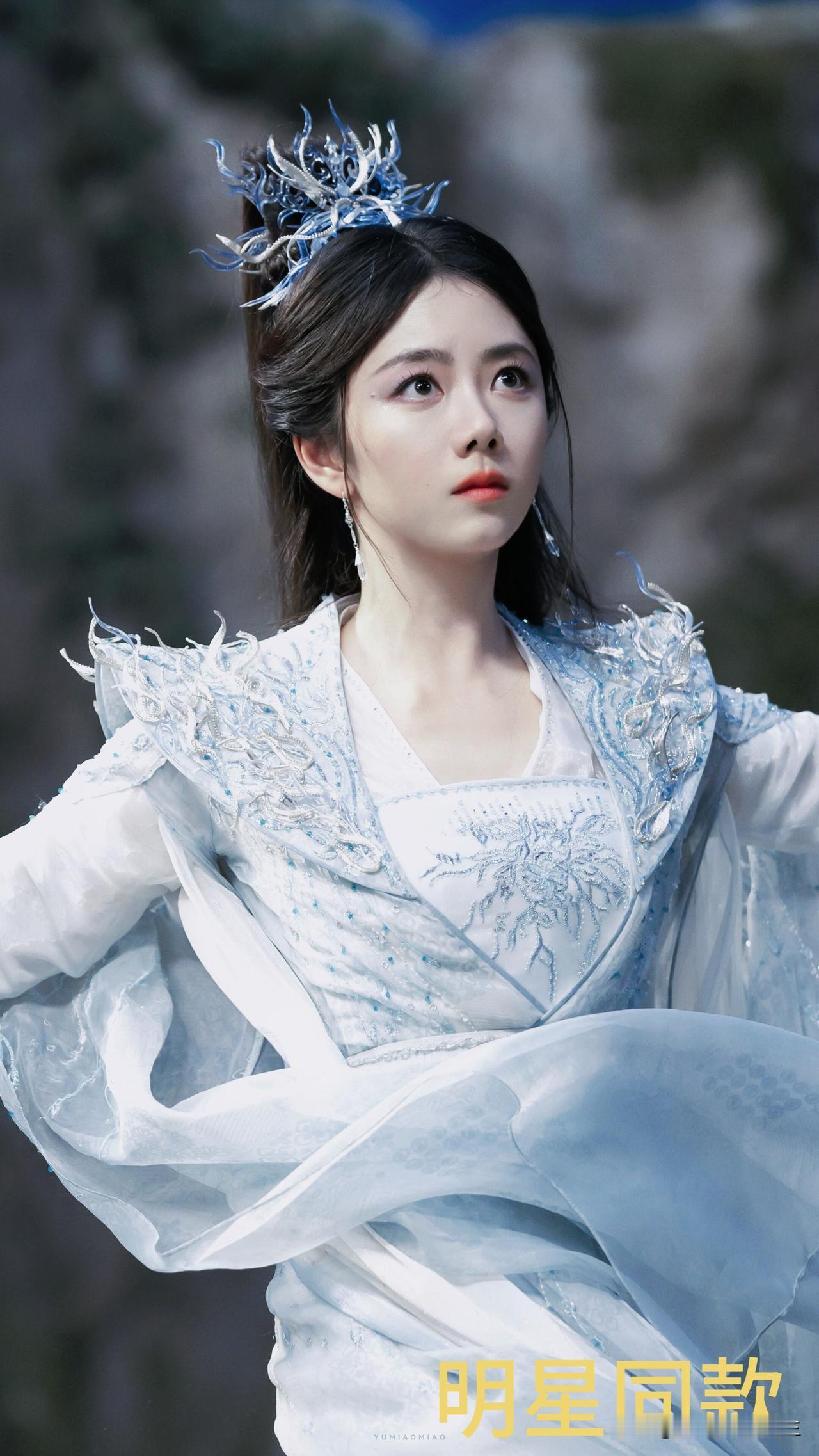 谭松韵这一身白色古装服，简直美出天际！在《兰香如故》的路透里，她身着白紫相间的明