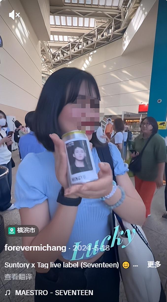 你敢信？一张小小的贴纸，能让原价100日元的乌龙茶直接涨到800日元