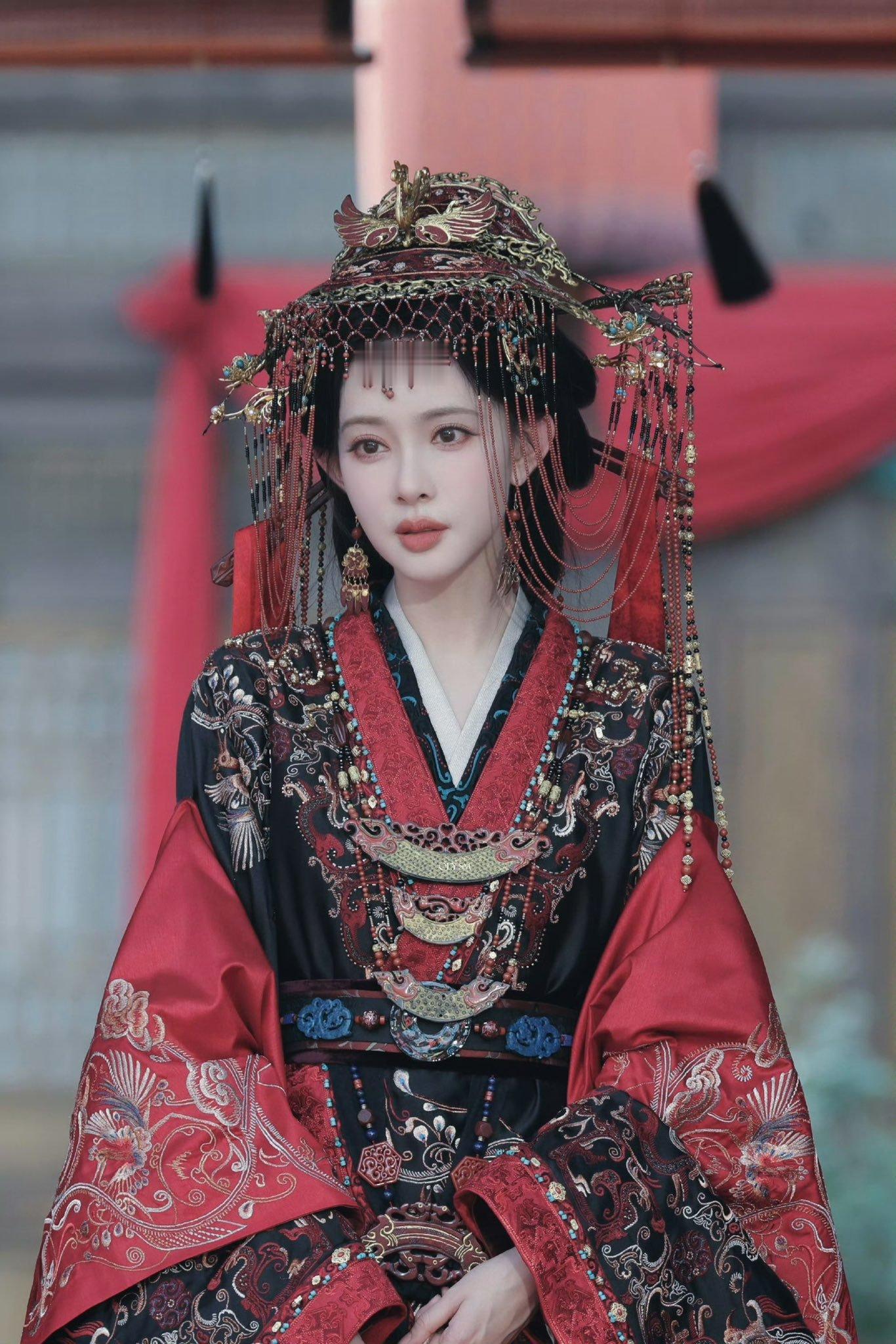 孟子义在《将门独后》里这个结婚造型，也让人想起了久违的“违章建筑”。