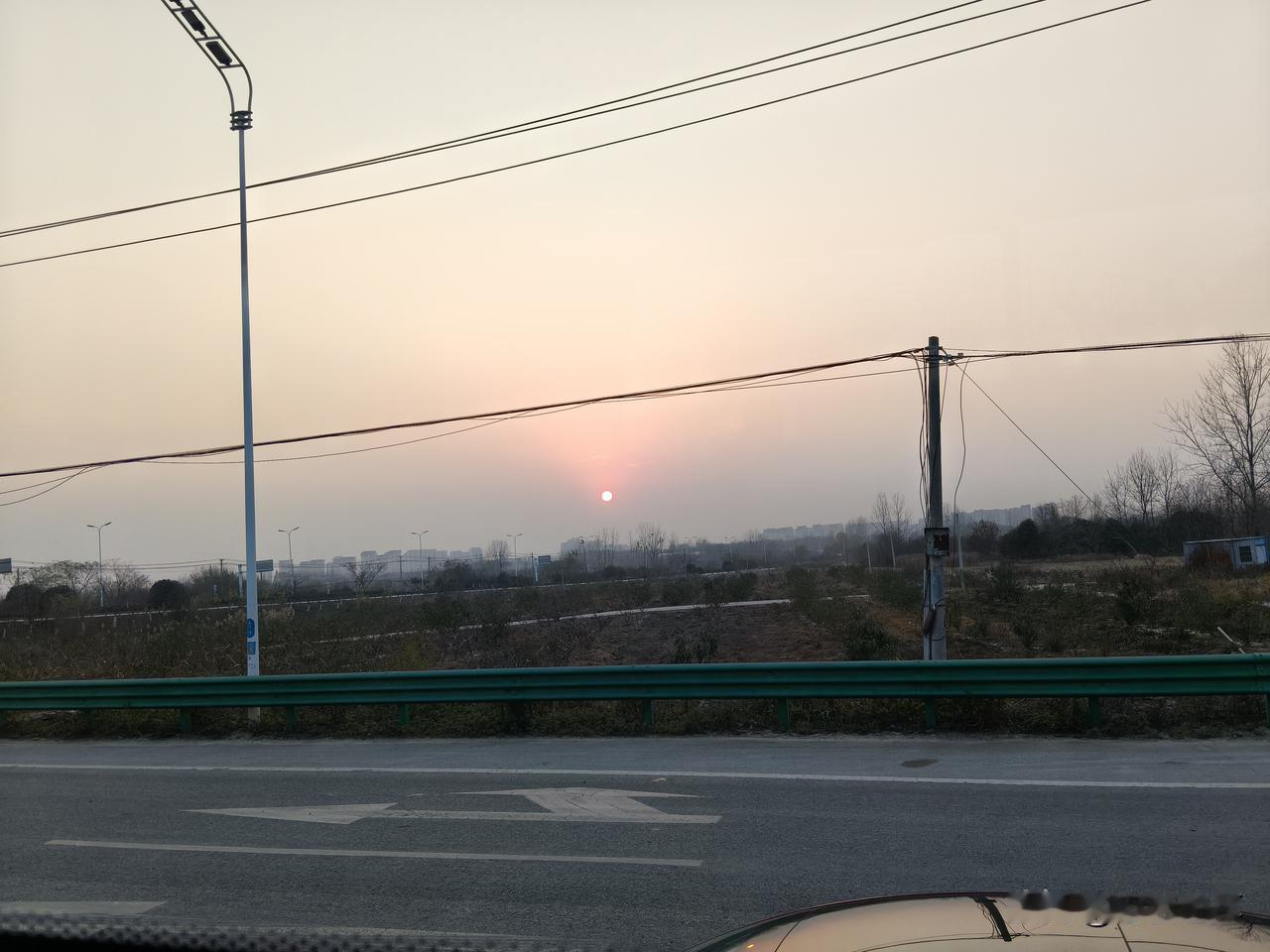 享受不了高价的阳光房，享受不了阳光的办公室，只能下班享受一下，靠阳光的班车座位