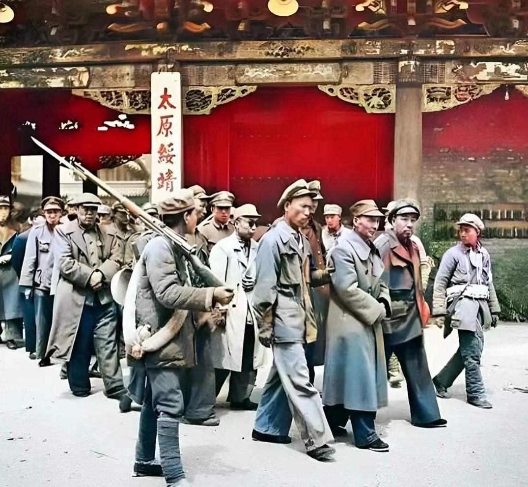 1949年4月,太原战役后解放军俘虏太原绥靖公署军政要员的场景。1949年4月2