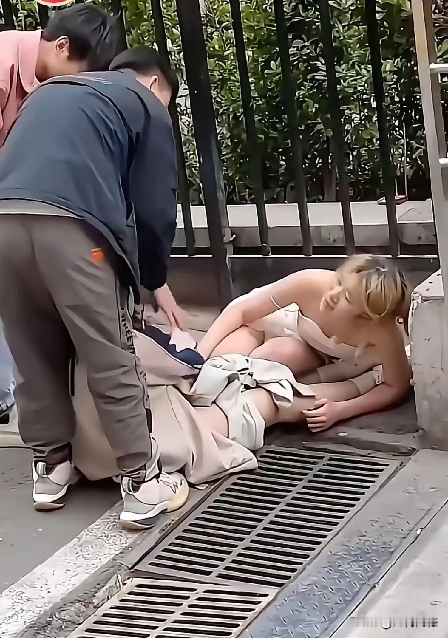 看到这样的画面，感觉很是无奈，初步进行判断的话，也许有两种可能，第一种可能是两个