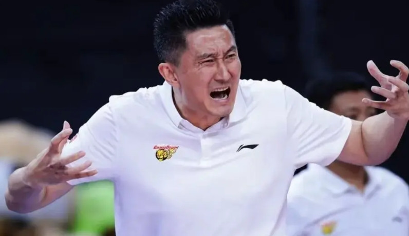 CBA主教练喜欢骂球员的有三位最出名，现代教练比赛中骂球员的越来越少，骂球员一般