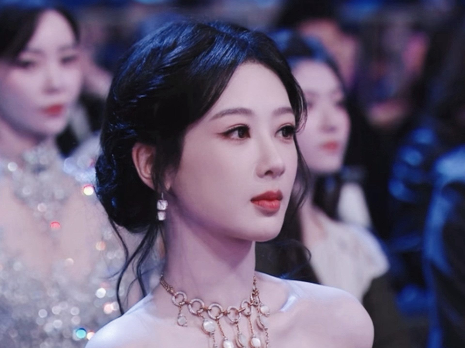 杨紫内场美出新高度了。。妈咪的香肩。。。微博之夜内场