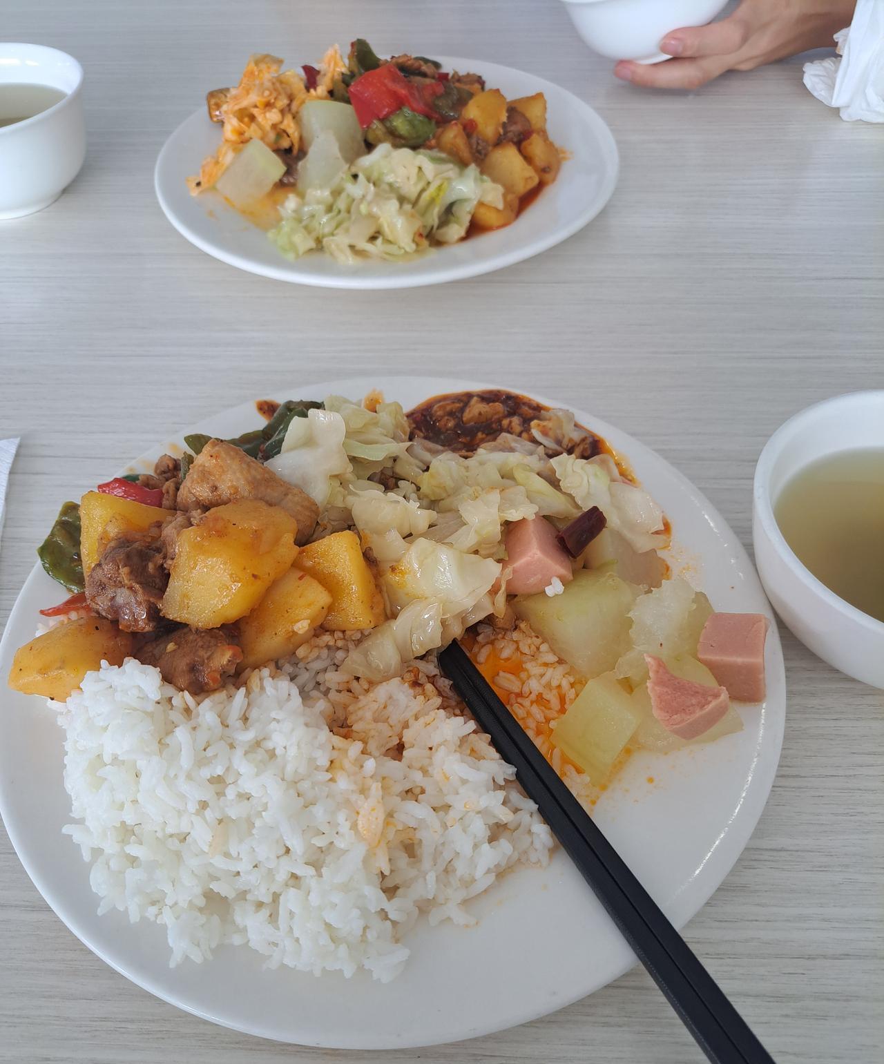 这是某奥迪4S店的客户餐。看来传统车企日子真不好过啊，不仅车子降价减配，连伙食