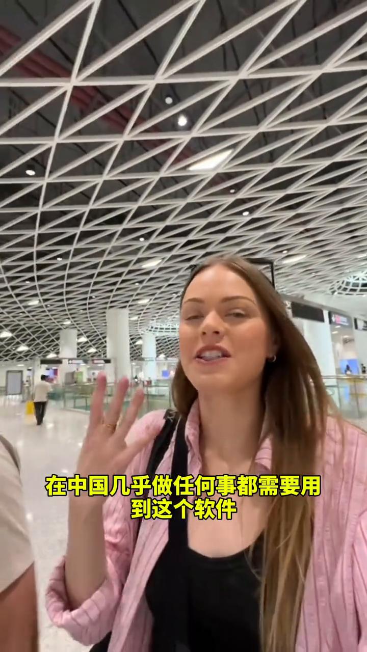 在中国深圳第一次乘坐地铁。这是我来中国的第一天，我们正要第一次乘坐地铁，一起去