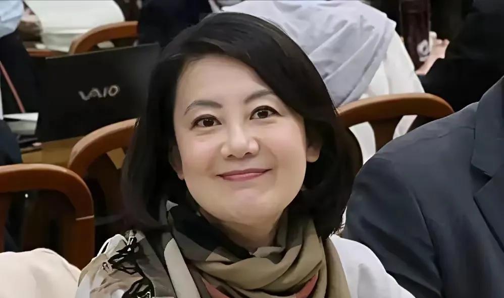 目前民进党内上得台面的反贼，吴思瑶算得上标准一枚。别看这女光棍生就一副好皮囊，