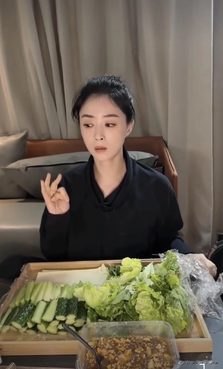 “我这两天好辛苦啊！都没怎么吃东西，爸妈都不信我吃饱了，我就是演吃饱了”——镜头