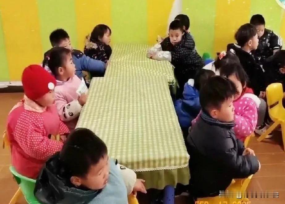 好多家长一开始把孩子送到公立幼儿园，一个学期后又会转到私立幼儿园。最近听到许多小