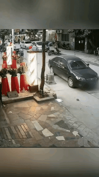 女司机下车没拉手刹