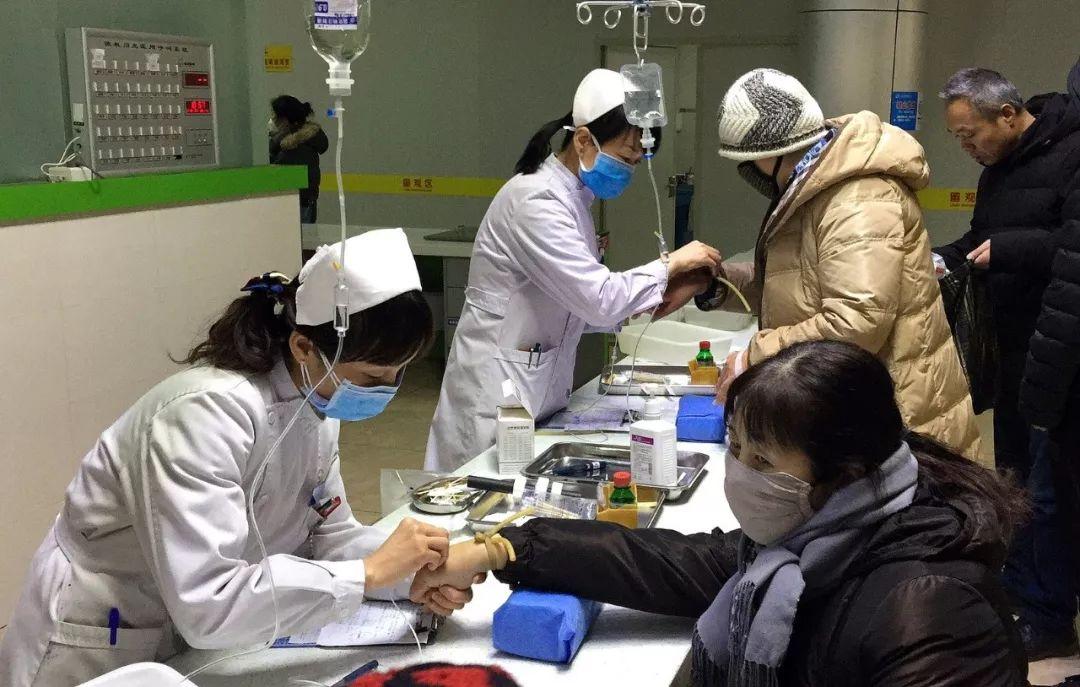 如今医生年薪和职称挂钩，治病效率还能保证吗，百姓医院都受影响。医疗问题关乎每