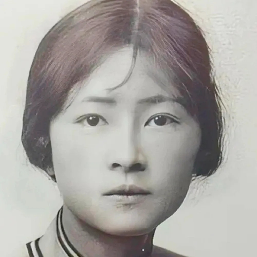 1935年，林徽因的母亲揪住她的袖子，怒喝道：“把你弟赶出去！”林徽因躲进书房，